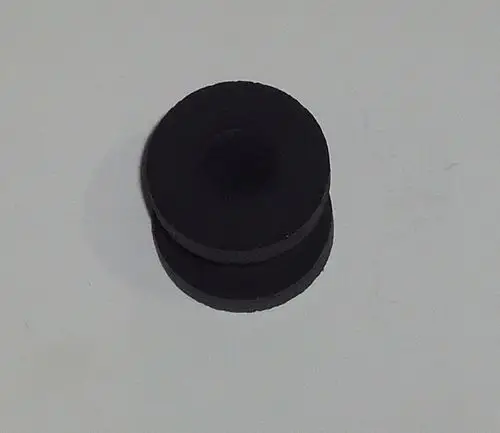 Schwarzes gummiertes Element, das vermutlich Teil eines Lüftermotors ist, ähnlich der DAIKIN Ausstattung für Heiz- und Kühlsysteme.